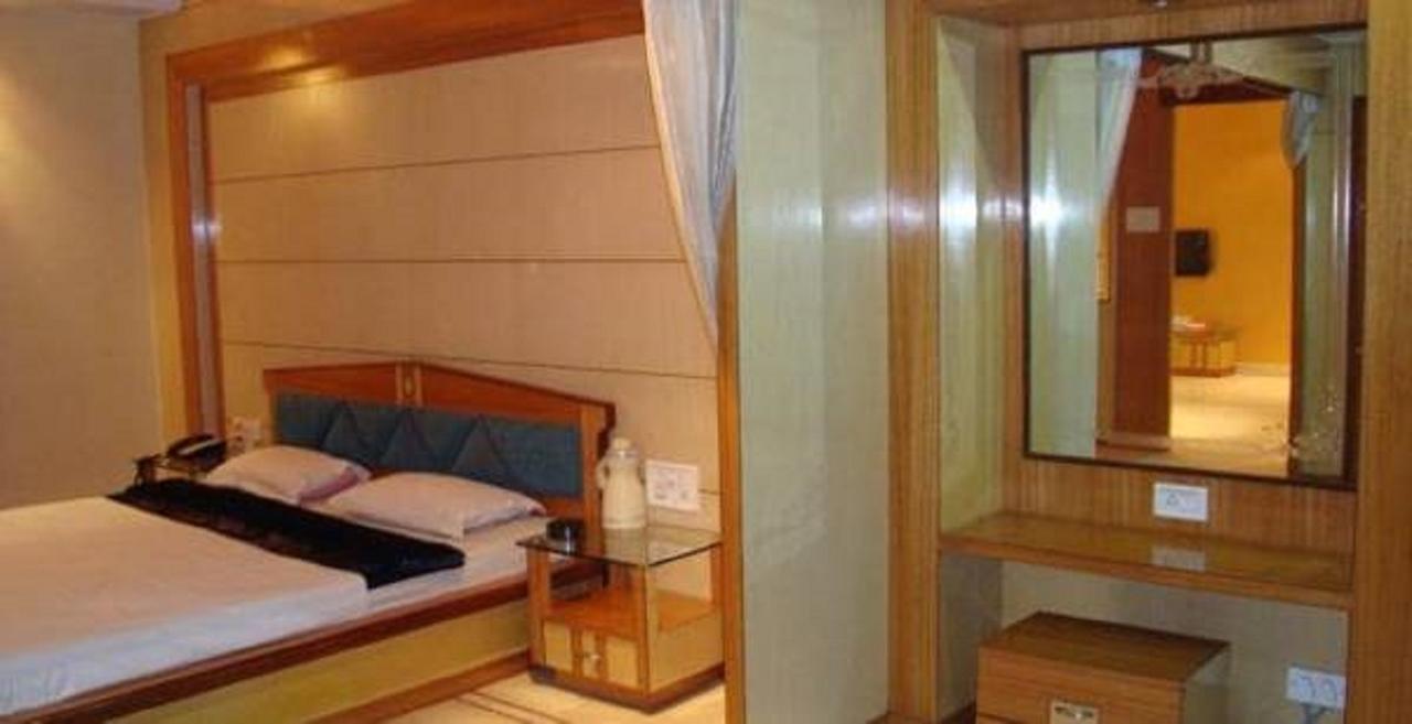 Hotel Welcome Palace 아가르탈라 외부 사진